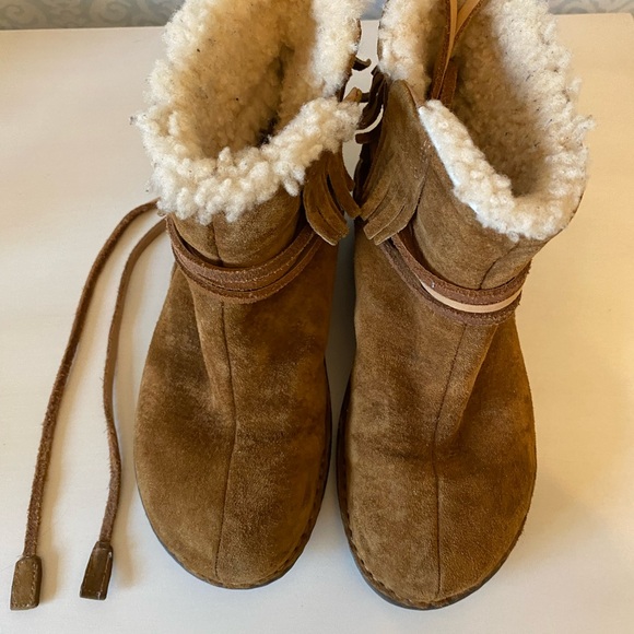 - Ugg Booties Beautiful fringed sheepskin . Good condition. Wrap strap. … - Picture 2 of 4